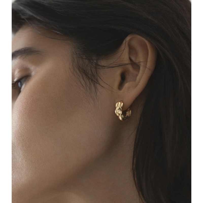 MOCKBERG Wavy Bolded Small Hoops Gold - Bilde 2